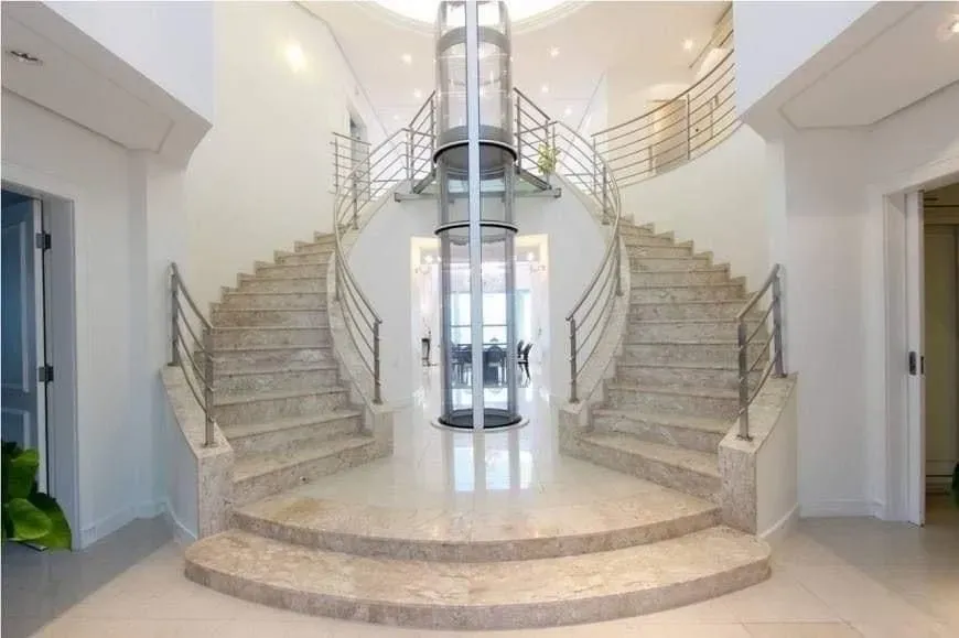 Furnished house with 5 en-suite bedrooms and 900 m²
