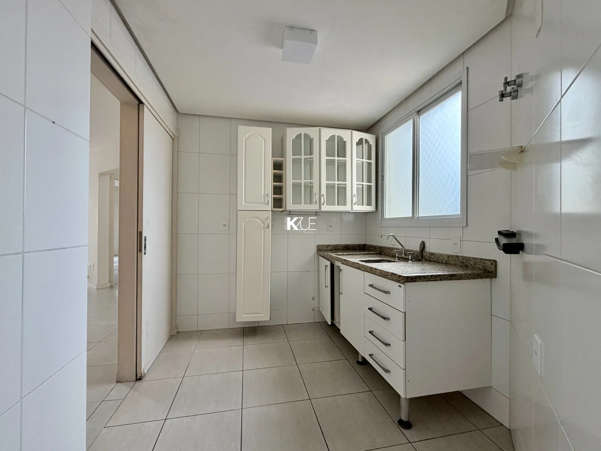Balcony with a grill in a 2-bedroom apartment, 83 m² — photo 9