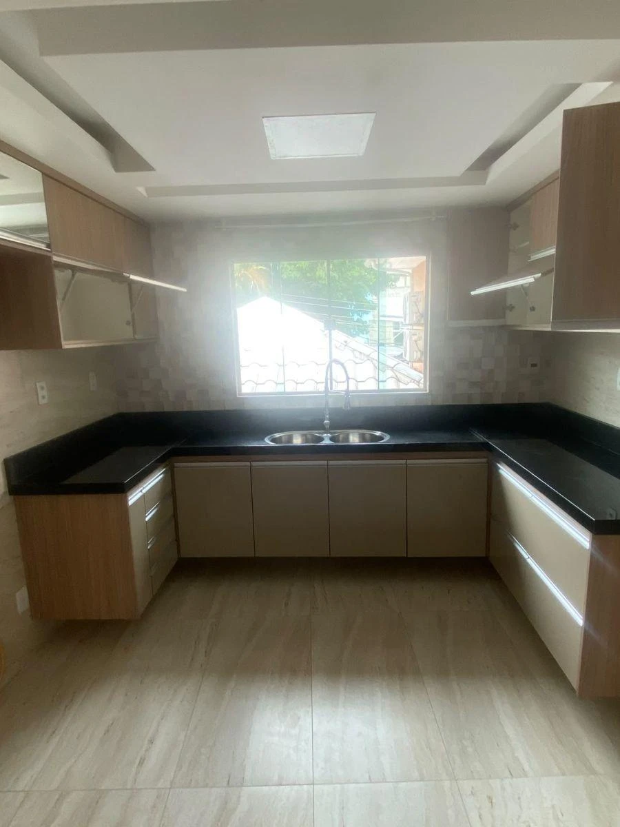 House with 1 en-suite bedroom and 1 total bathroom — photo 2