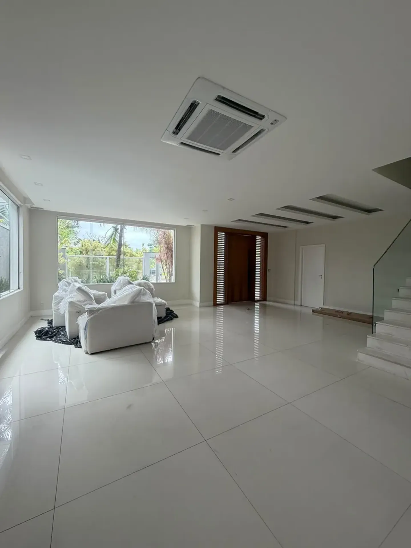700 m² house with a garden and a bathtub — photo 5