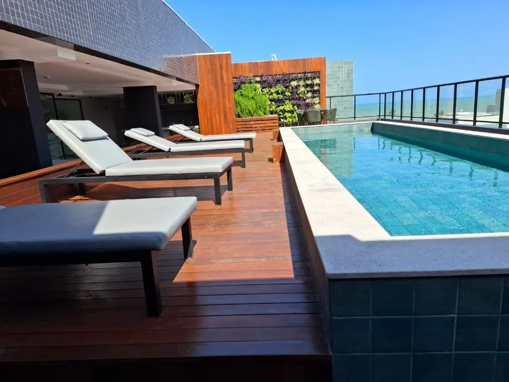 Furnished 2-bedroom apartment with suite and balcony — photo 20