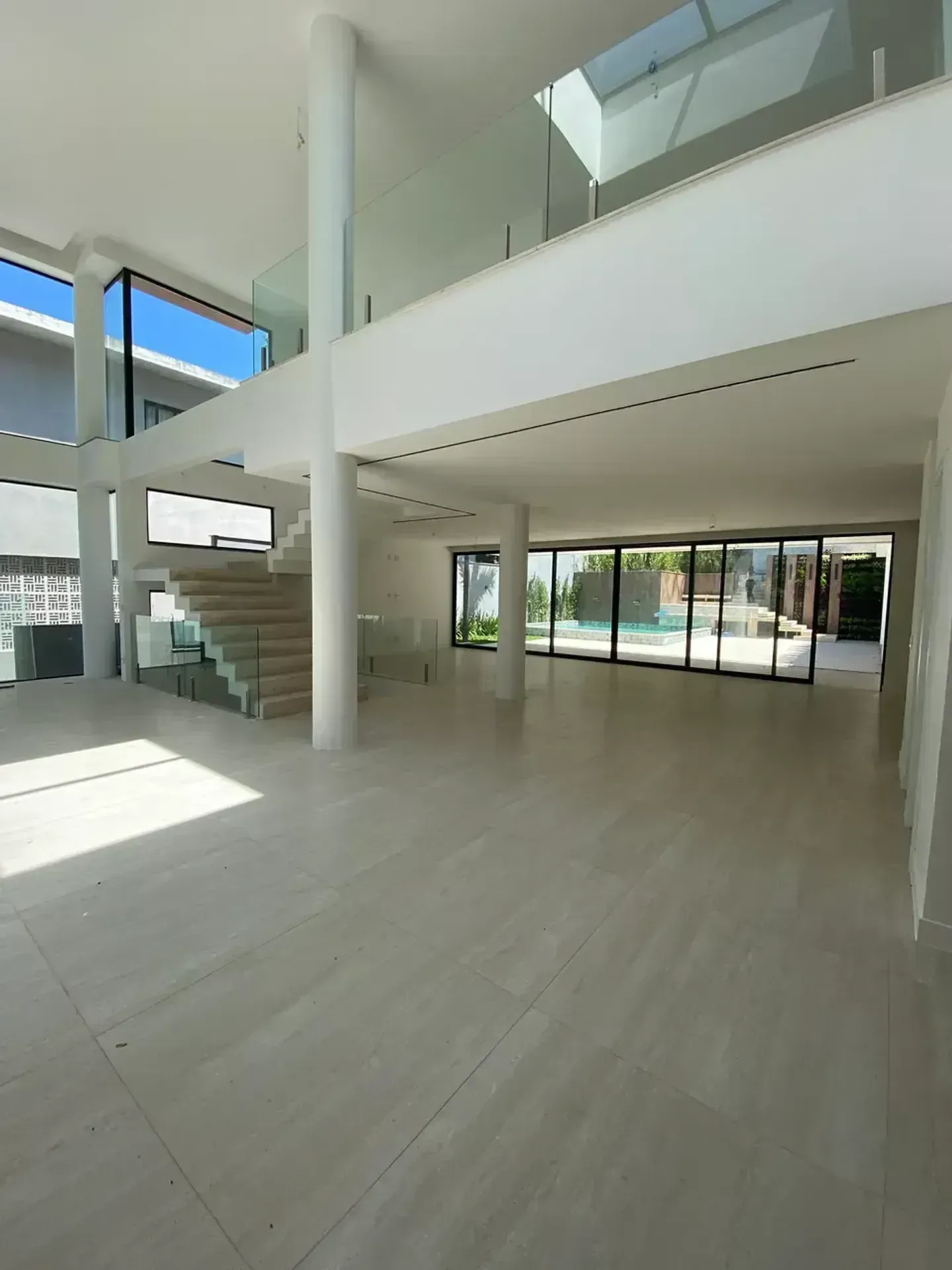 Unfurnished house with 5 bedrooms and 5 bathrooms — photo 3