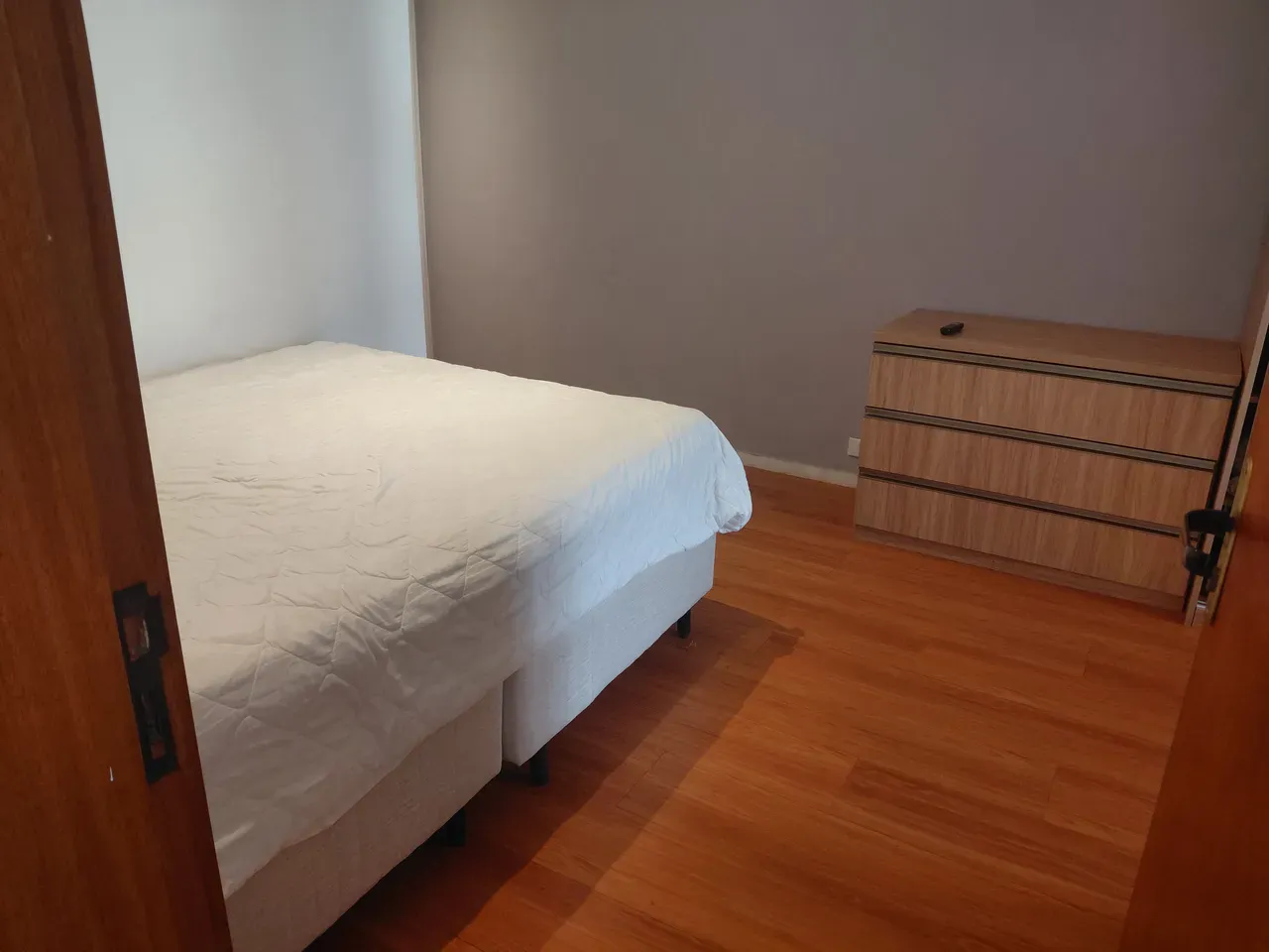 Furnished 3-bedroom apartment with glass balcony — photo 15