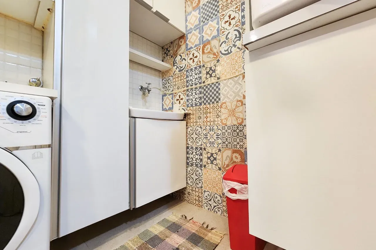 One-bedroom apartment with a washing machine — photo 24