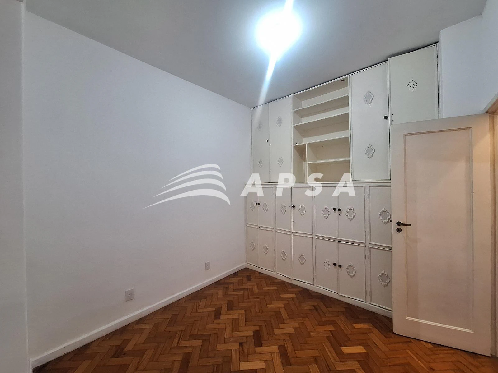 Wood or laminate floors in a 4-bedroom apartment, 120 m² — photo 7
