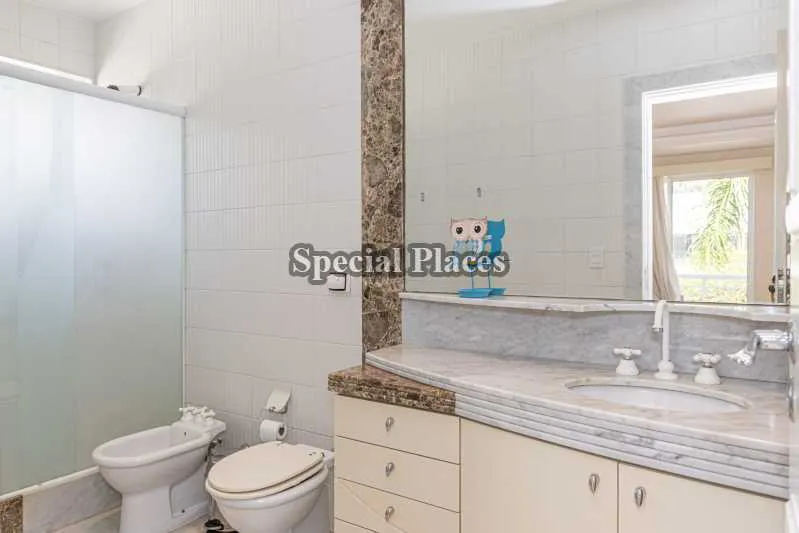 Furnished home with 5 bedrooms and 5 parking spaces — photo 23