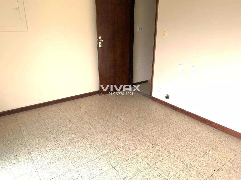 Unfurnished house with built-in wardrobes and 5 bedrooms — photo 9