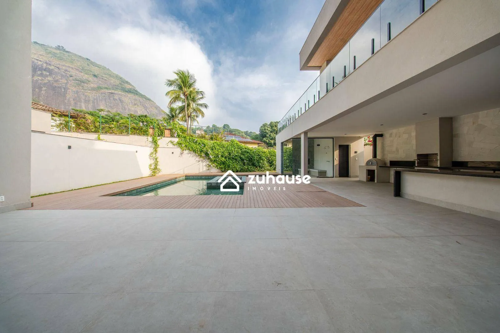 House with 5 bedrooms and an open-plan kitchen — photo 8