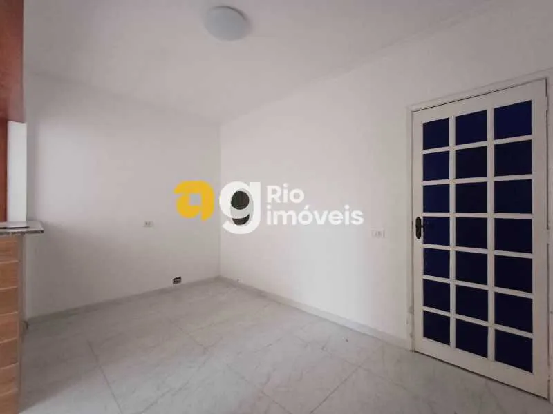 2-bedroom apartment with open-plan kitchen and 1 parking spot — photo 11