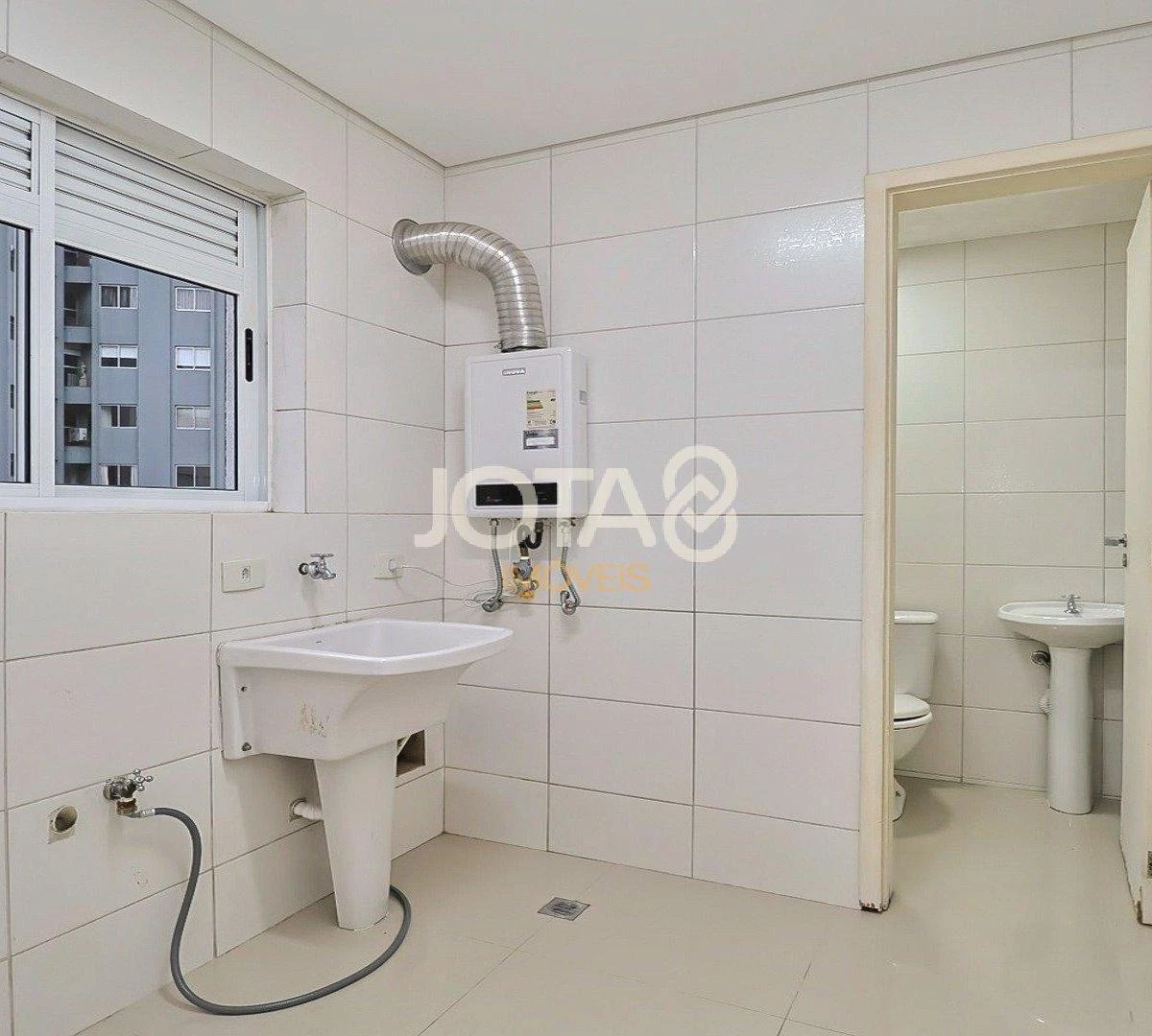 2-bedroom apartment with a glass-enclosed balcony — photo 6