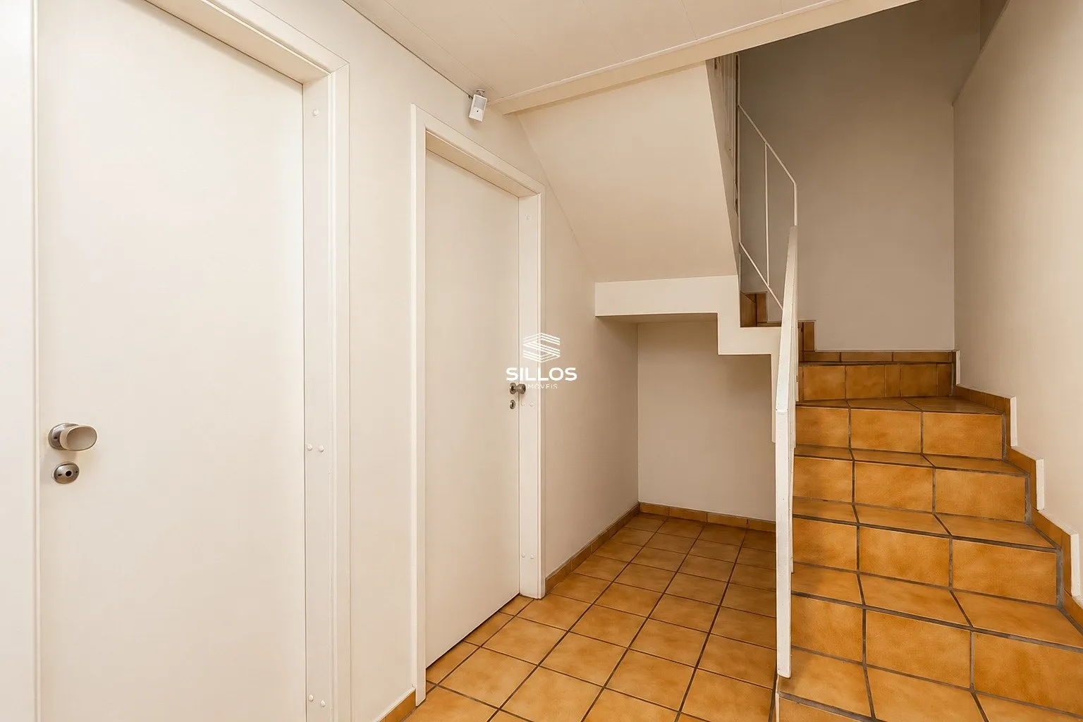 4-bedroom house with a fireplace — photo 33