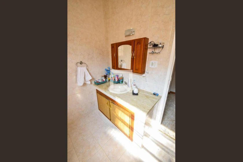 Rental house with 6 bedrooms and 260 m² total area — photo 38
