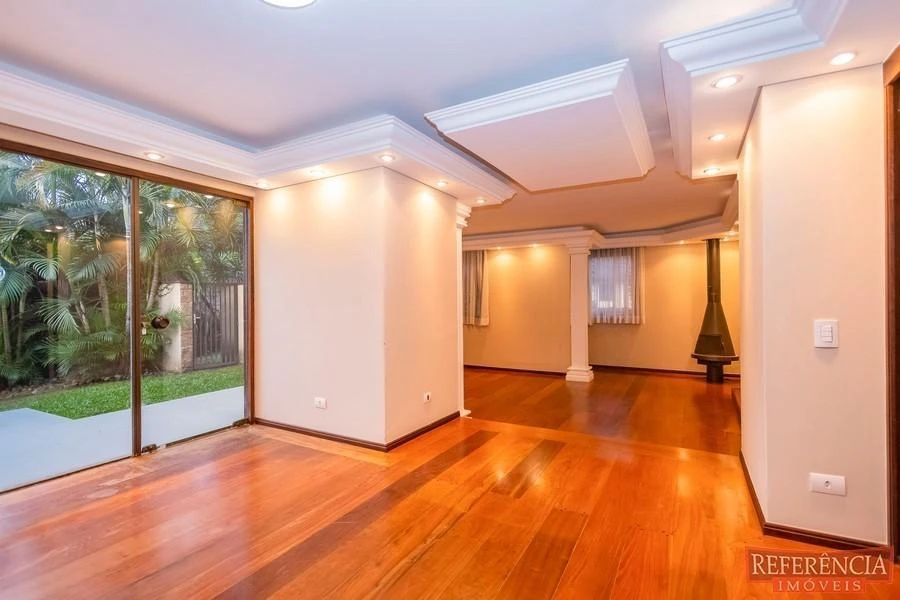 House, 550 m², with a walk-in closet