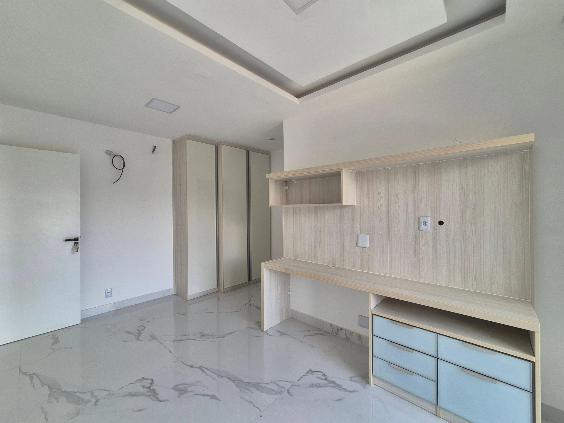 Ventanales de piso a techo y 5 dormitorios: casa de 403 m² — photo 16