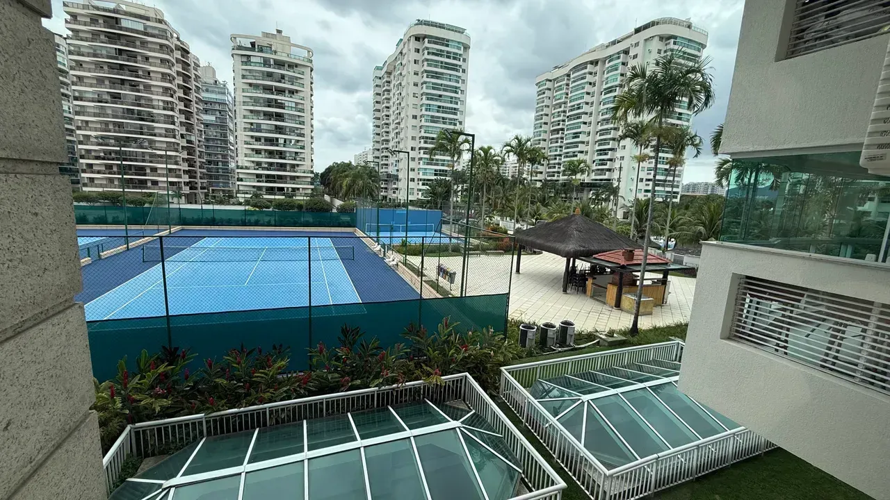 Glass-enclosed balcony in a 3-bedroom apartment, 93 m² — photo 4
