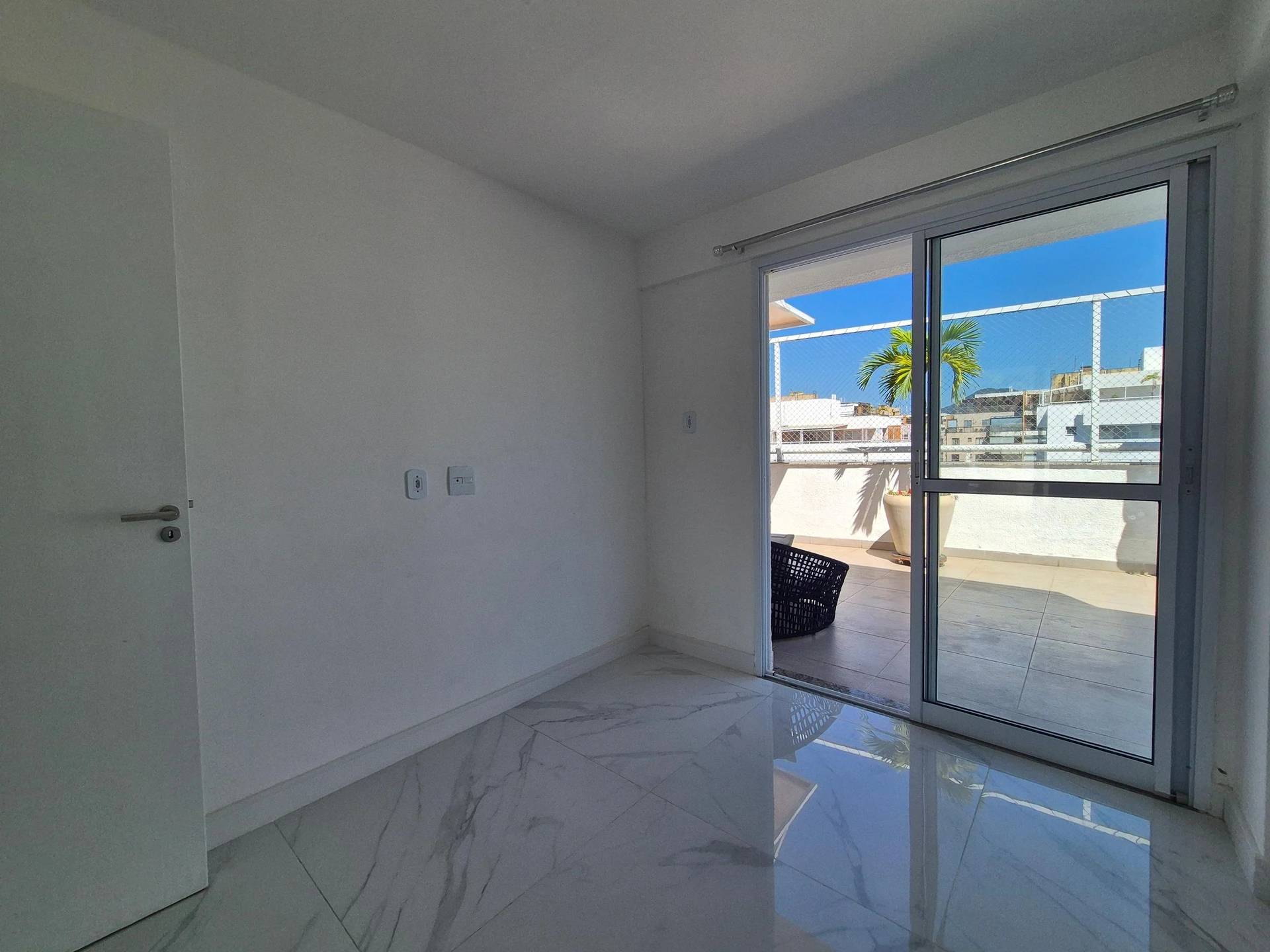 Furnished apartment with 5 bedrooms and open-plan kitchen — photo 57