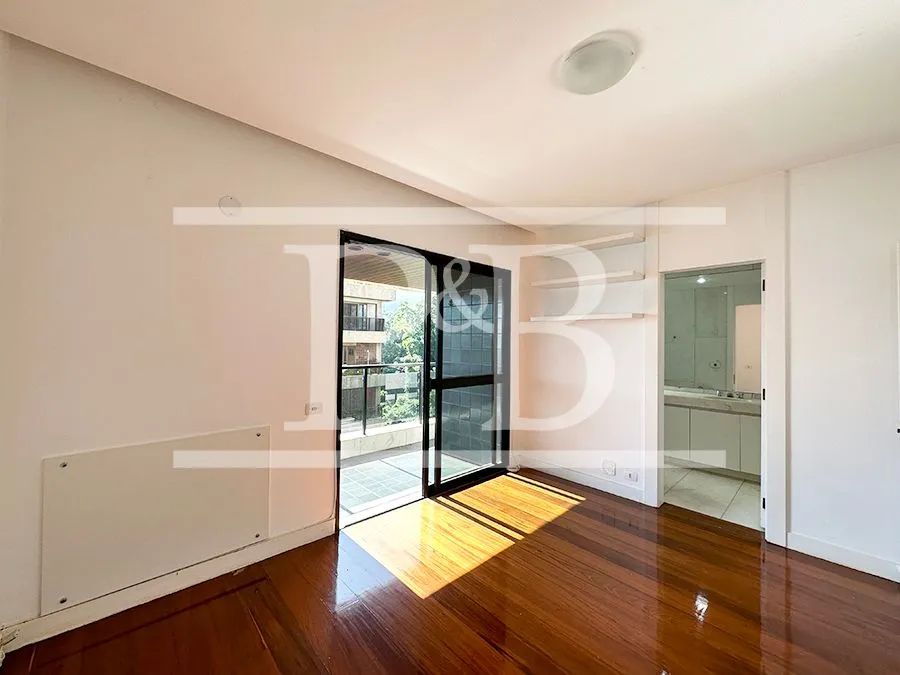 4-bedroom apartment with balcony and 319 m² — photo 18