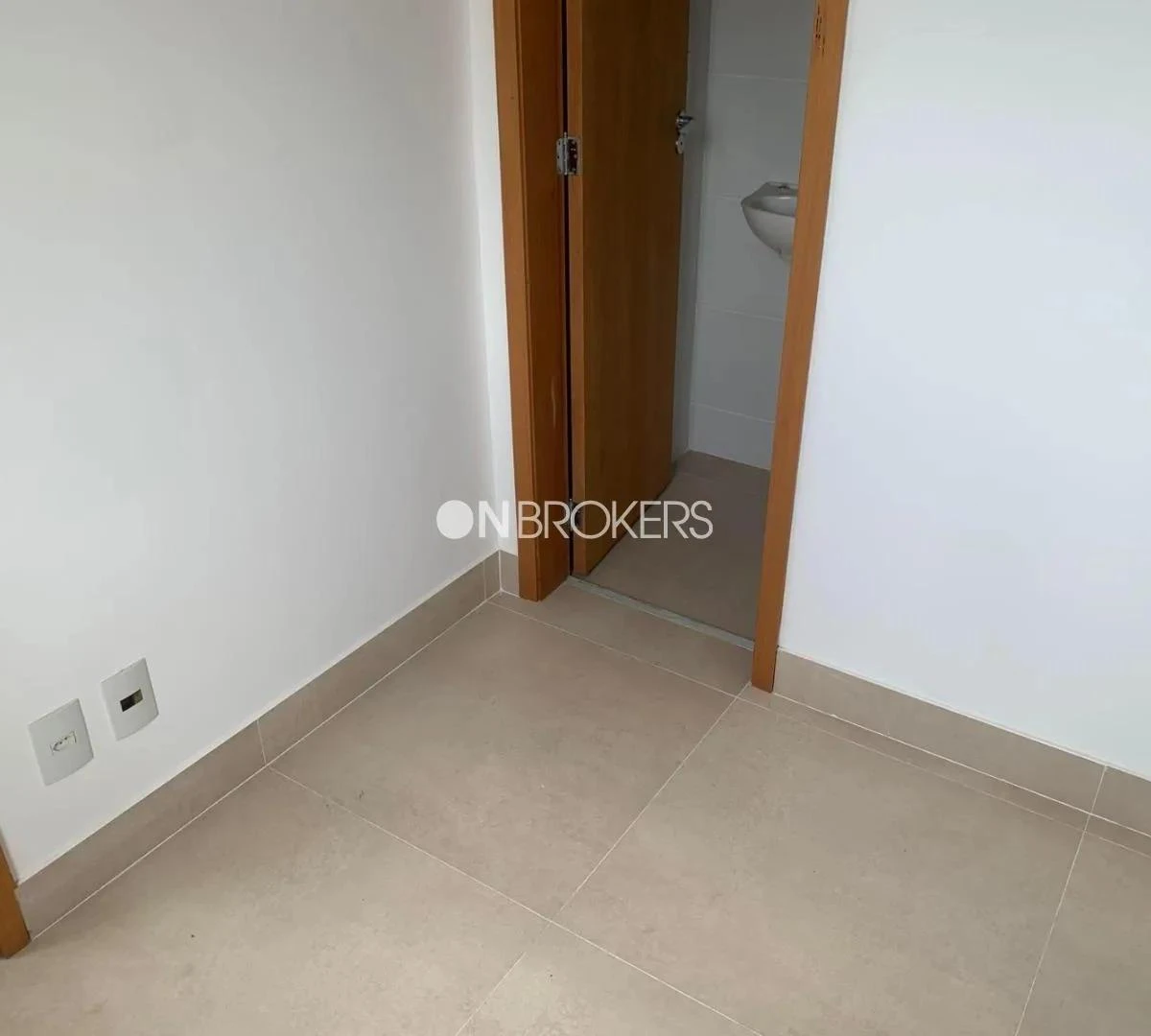 240 m² apartment with 4 en-suite bedrooms and balcony — photo 2