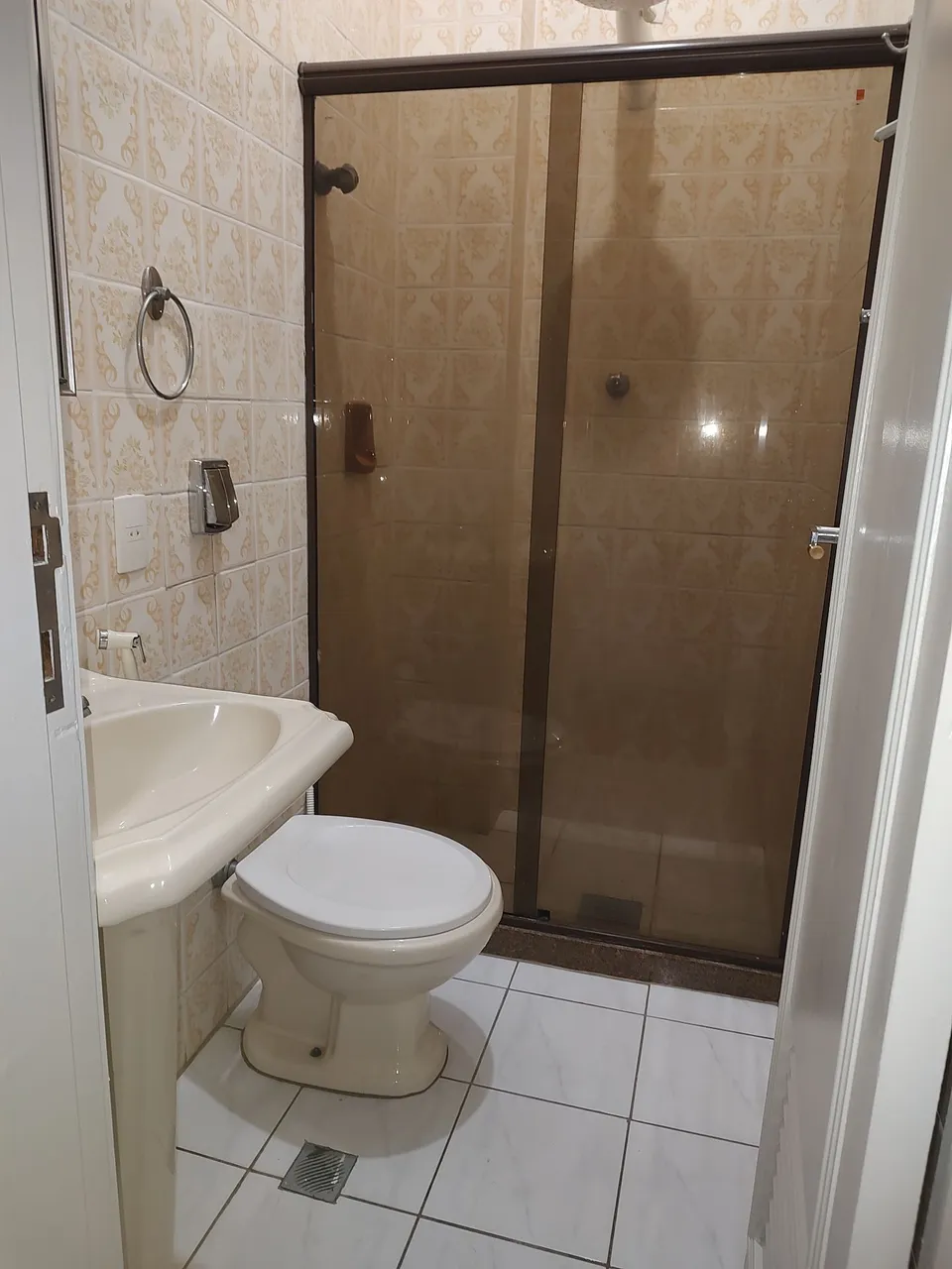 Apartamento de 2 quartos com piso de madeira ou laminado — photo 11