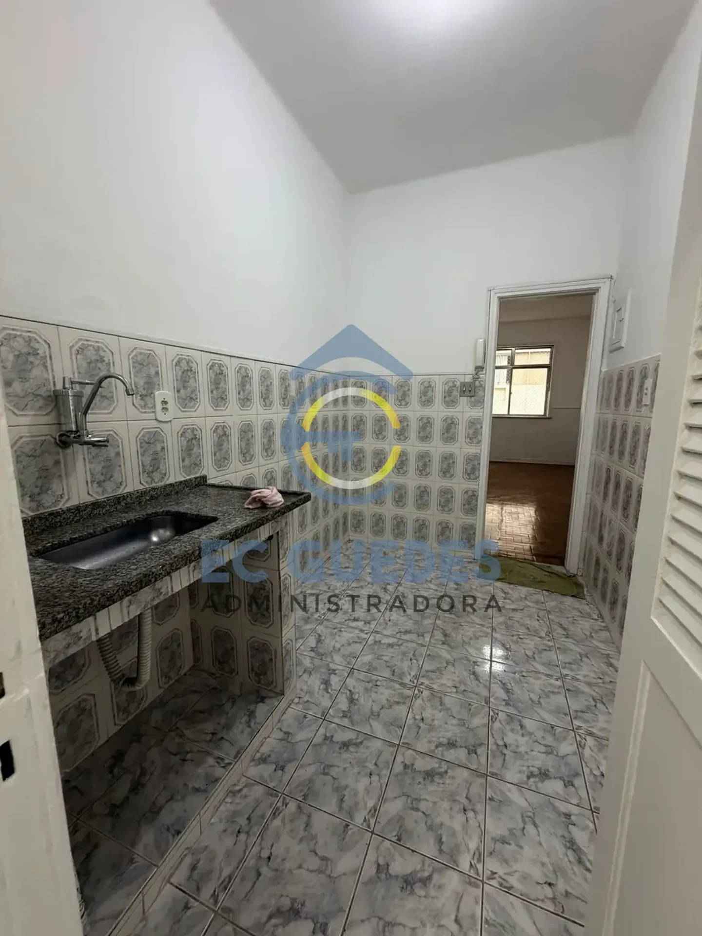 Apartamento no 3º andar com piso de madeira ou laminado