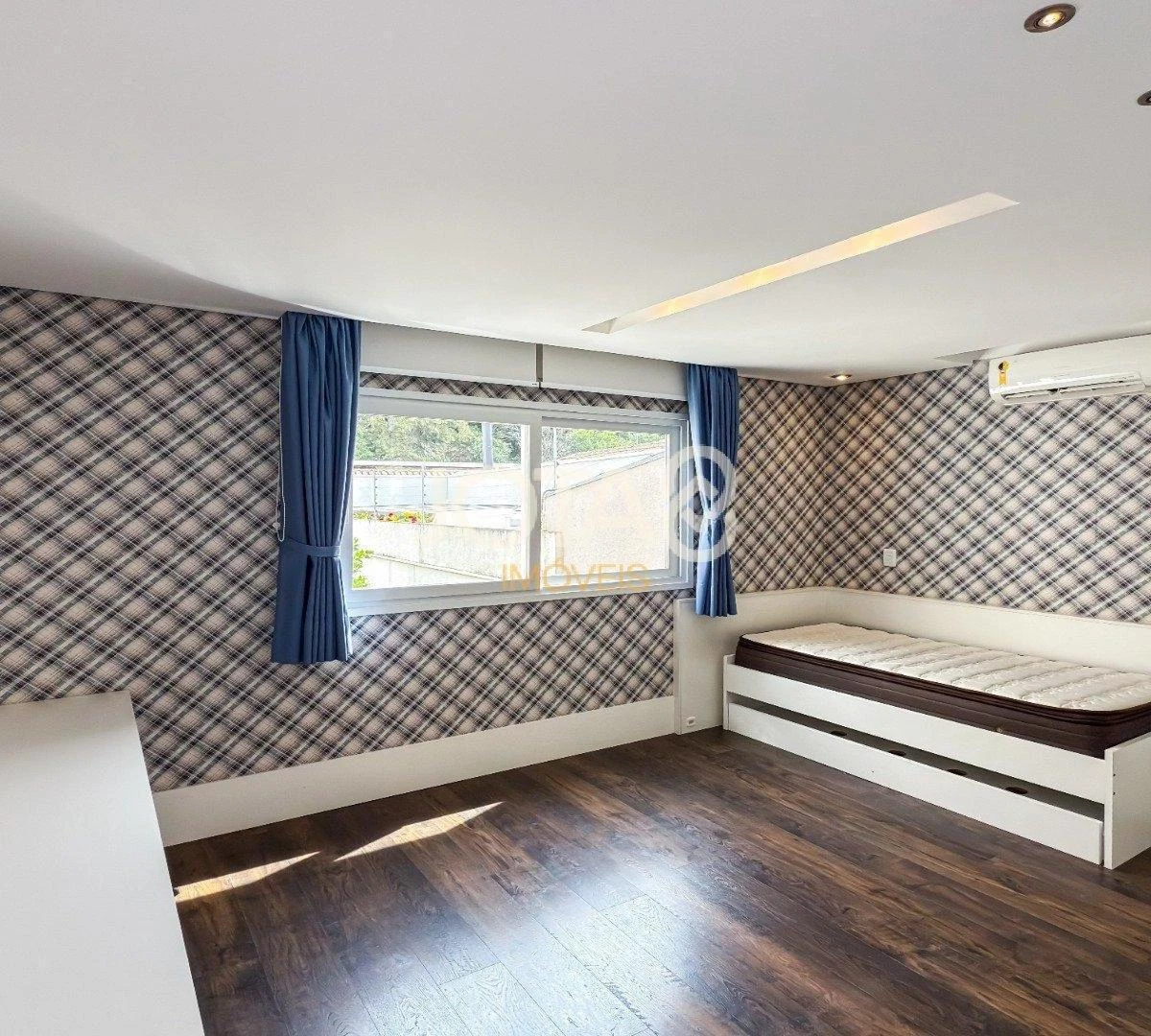 4-bedroom house with floor-to-ceiling windows — photo 17