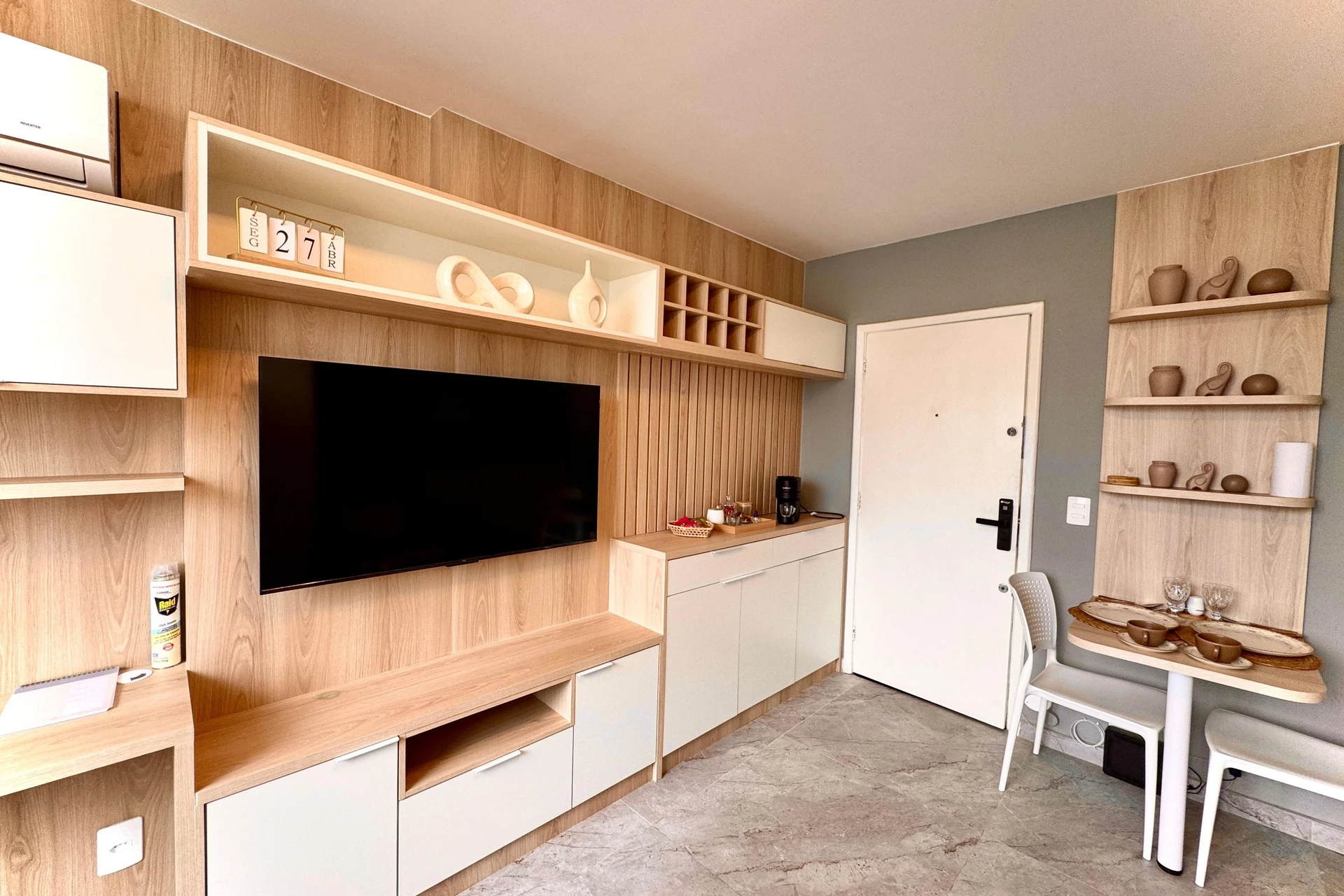 Furnished studio, 30 m², with floor-to-ceiling windows — photo 4