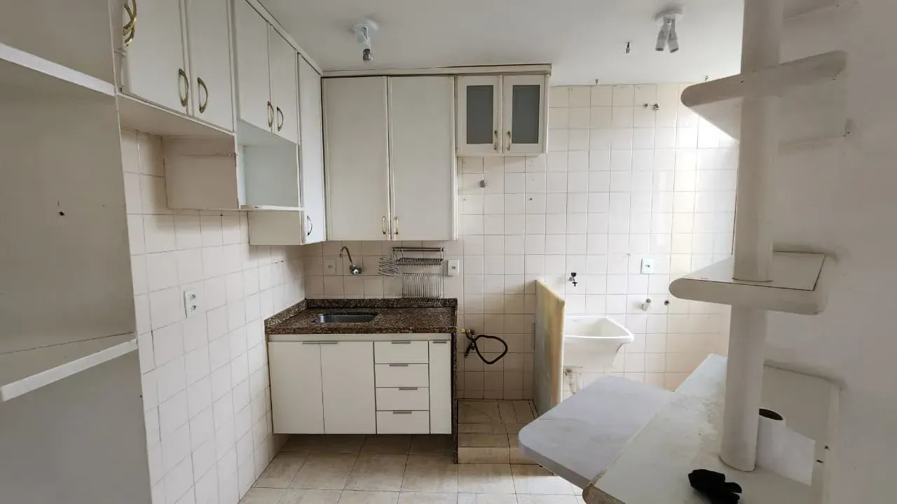 Unfurnished 2-bedroom apartment with 1 bathroom and parking — photo 2