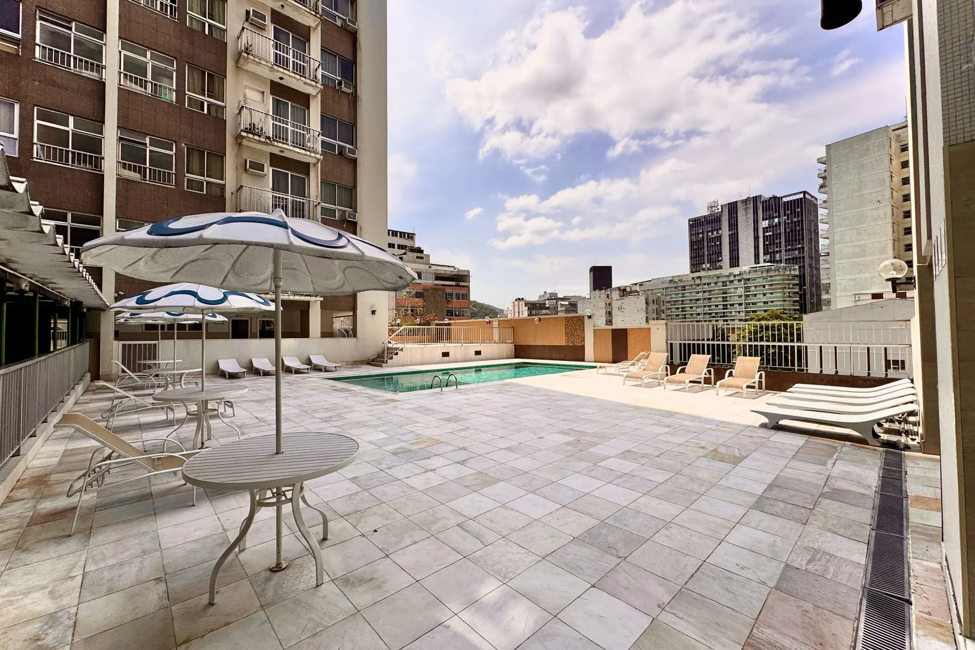 2-bedroom apartment in a building with a gym — photo 17