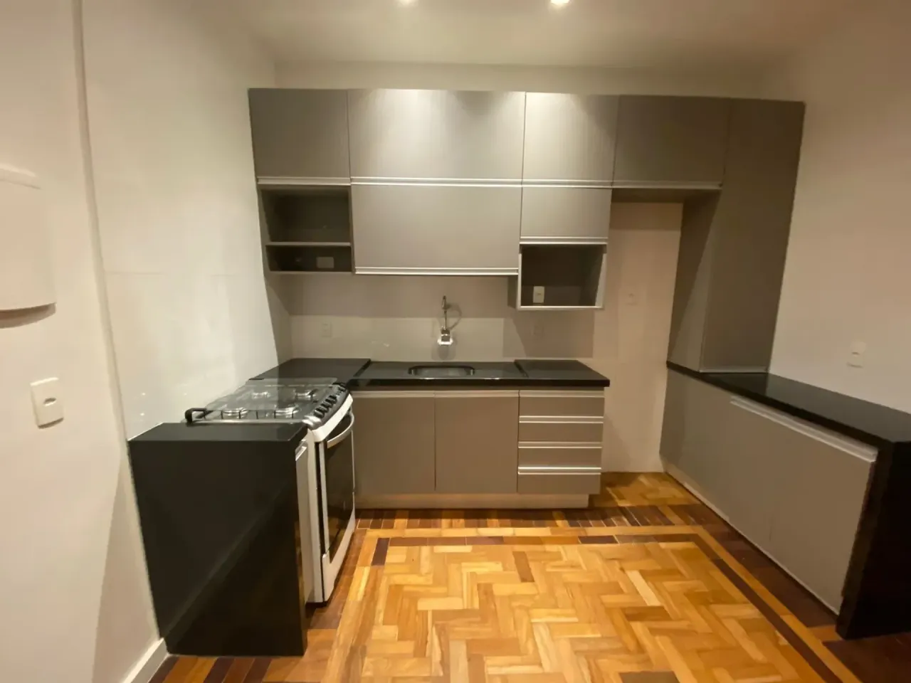 Apartment, 32 m², with wood or laminate floors — photo 2
