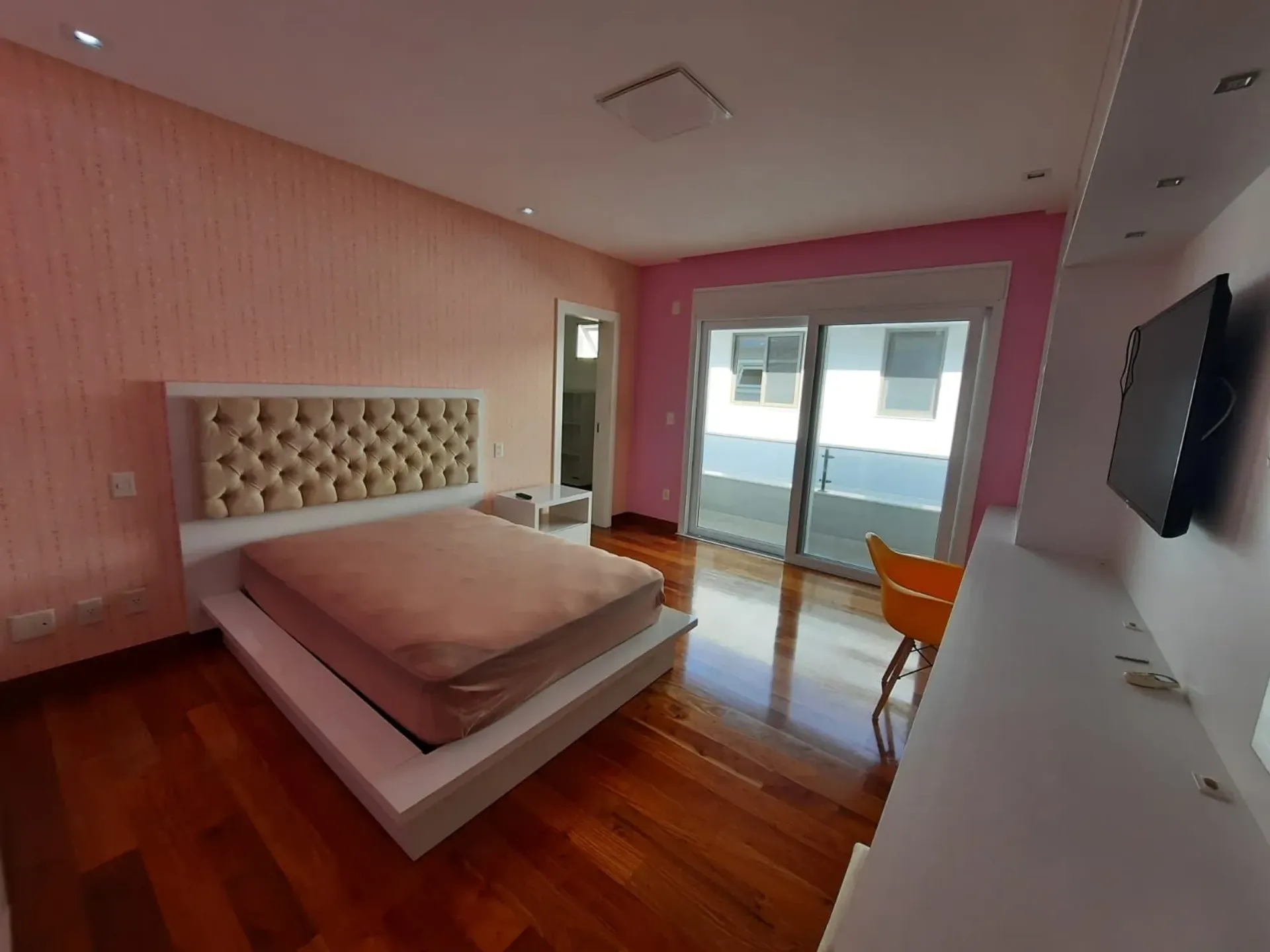 House with 7 bedrooms and an open-plan kitchen — photo 15