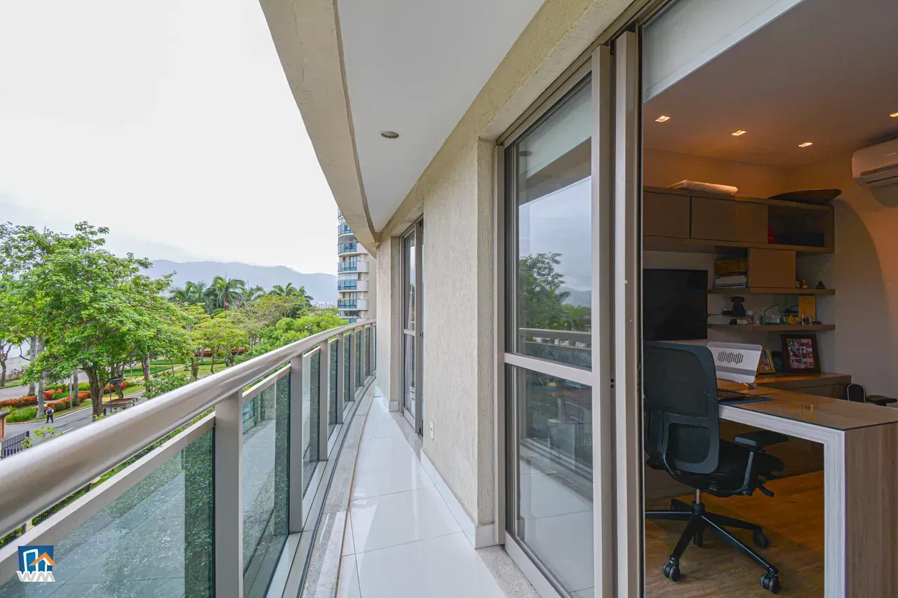 4-bedroom apartment with open-plan kitchen and electric stove — photo 12