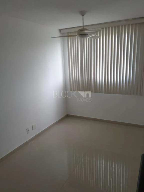 2-bedroom apartment in a building with a pool — photo 6