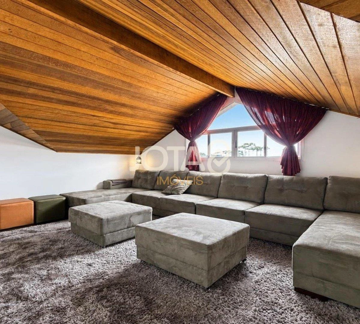4-bedroom house with a glass-enclosed balcony in Curitiba — photo 44