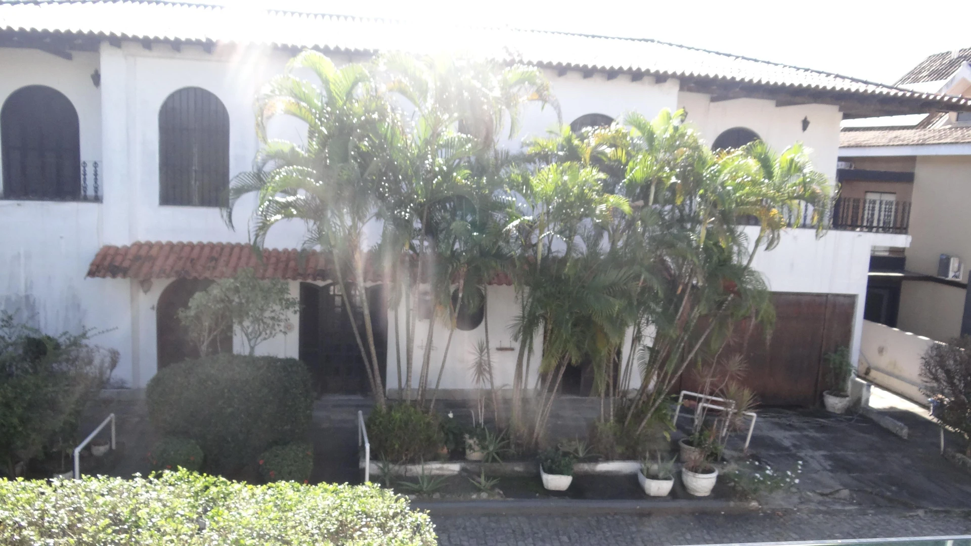 Casa de 384 m² com janelas do piso ao teto e varanda gourmet — photo 116