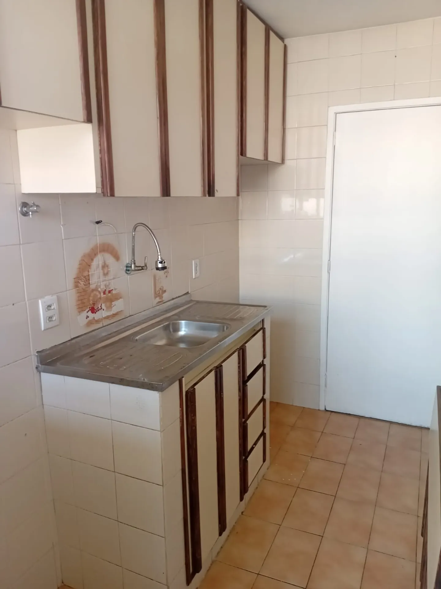 Apartment, 71 m², with wood or laminate floors — photo 3