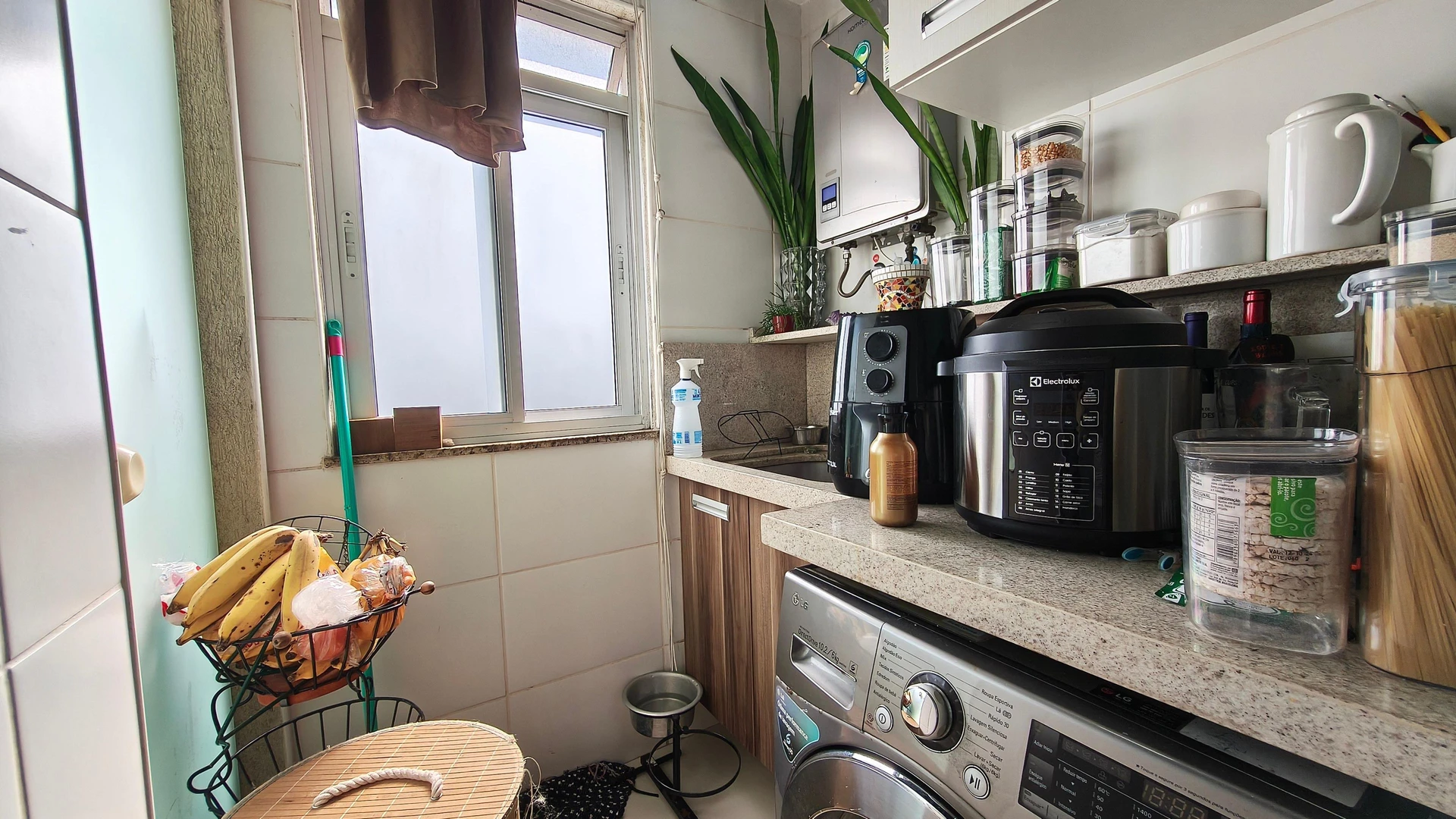 Glass-enclosed balcony in a 3-bedroom apartment, 85 m² — photo 31