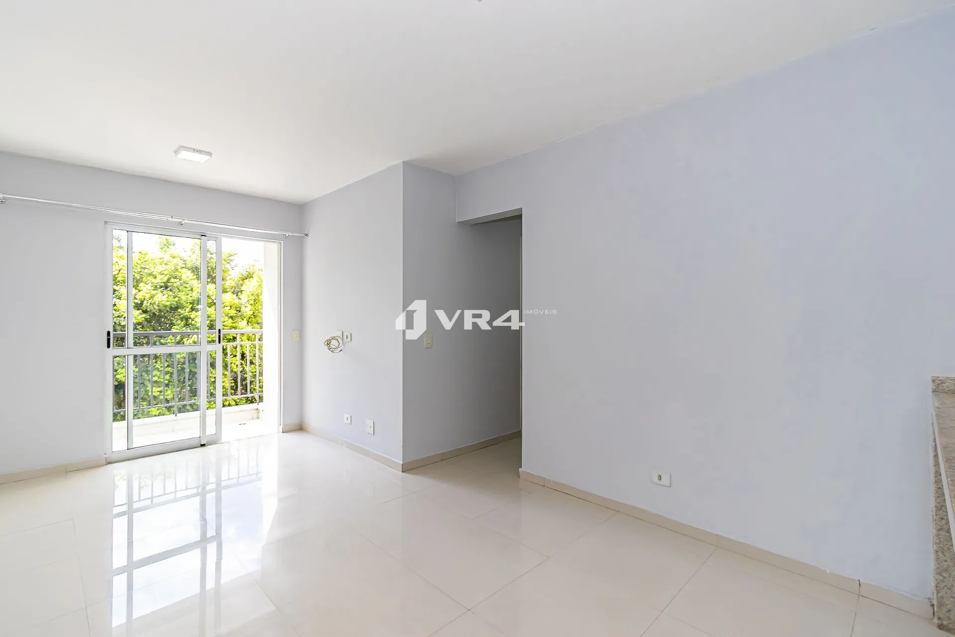 Balcony with a grill in a 2-bedroom apartment, 70 m² — photo 4