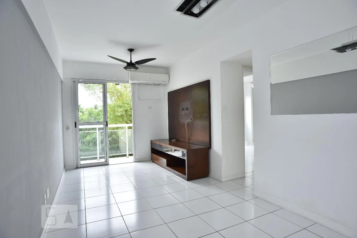 Apartamento de 2 quartos em condomínio com piscina