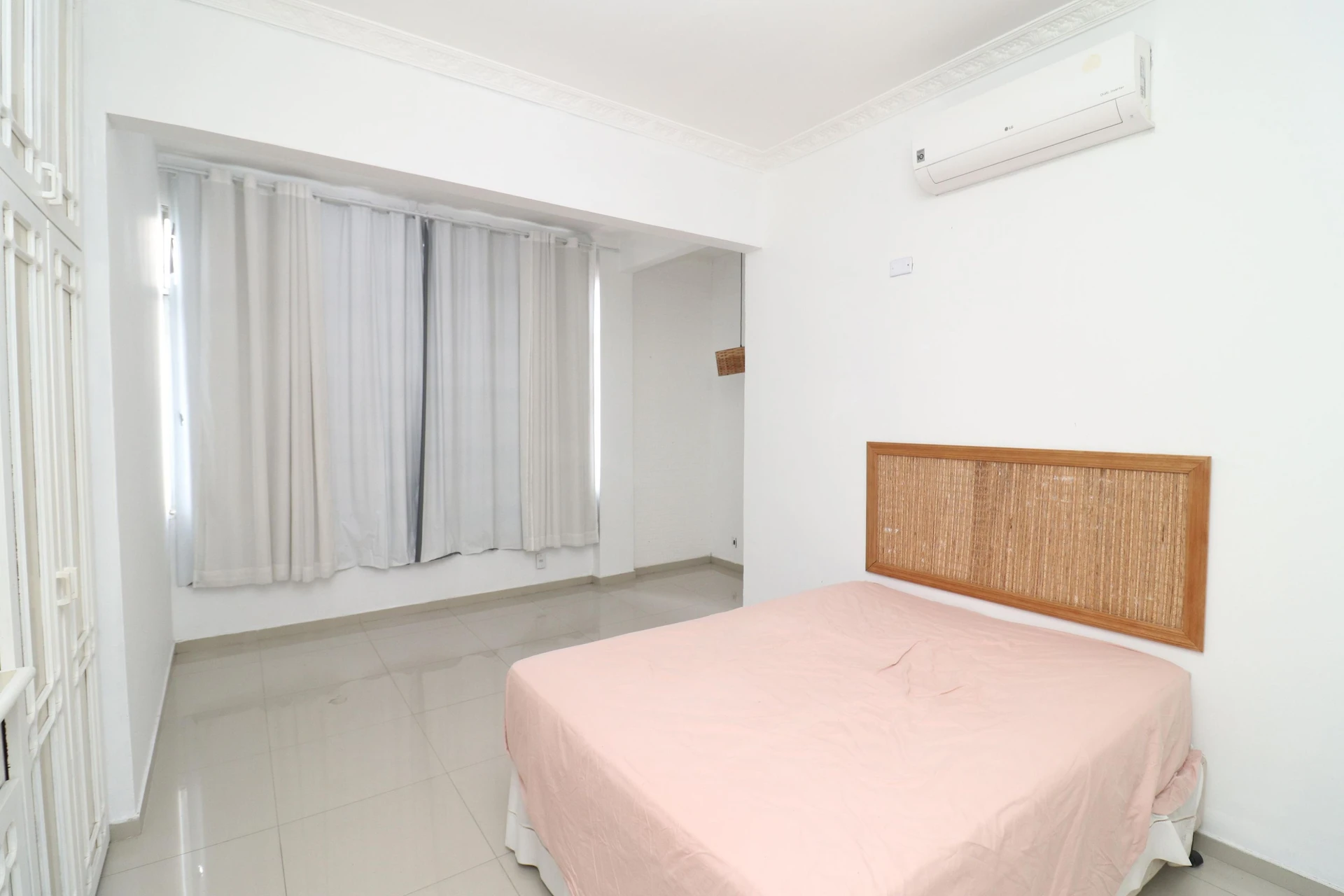 10-bedroom house with a bathtub in Rio de Janeiro — photo 15