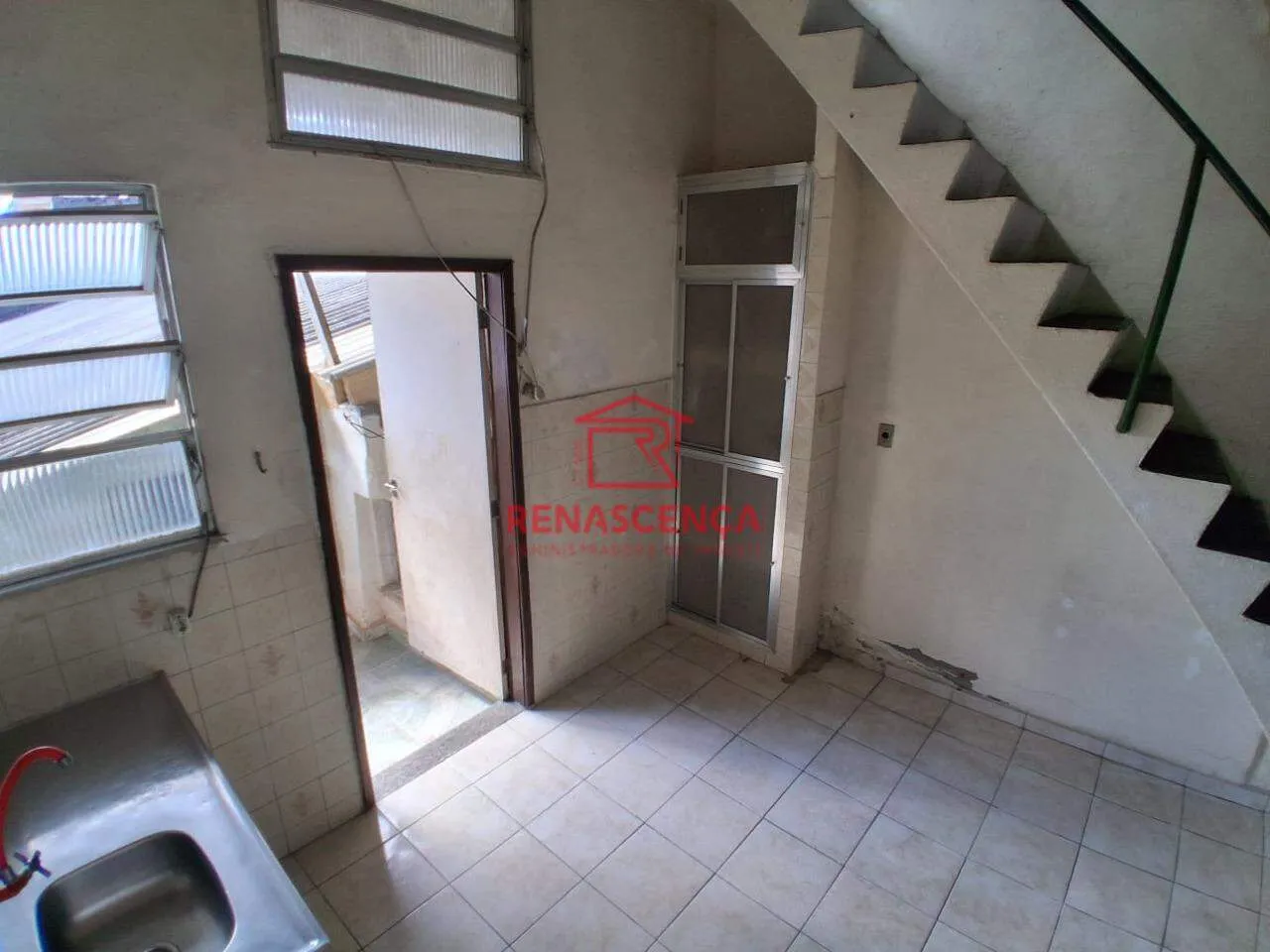 House with 5 bedrooms and 3 bathrooms, with a balcony — photo 18