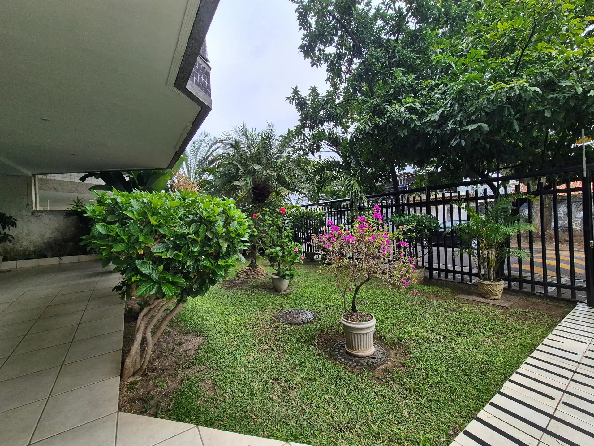 4-bedroom apartment with 3 bathrooms and a balcony — photo 19
