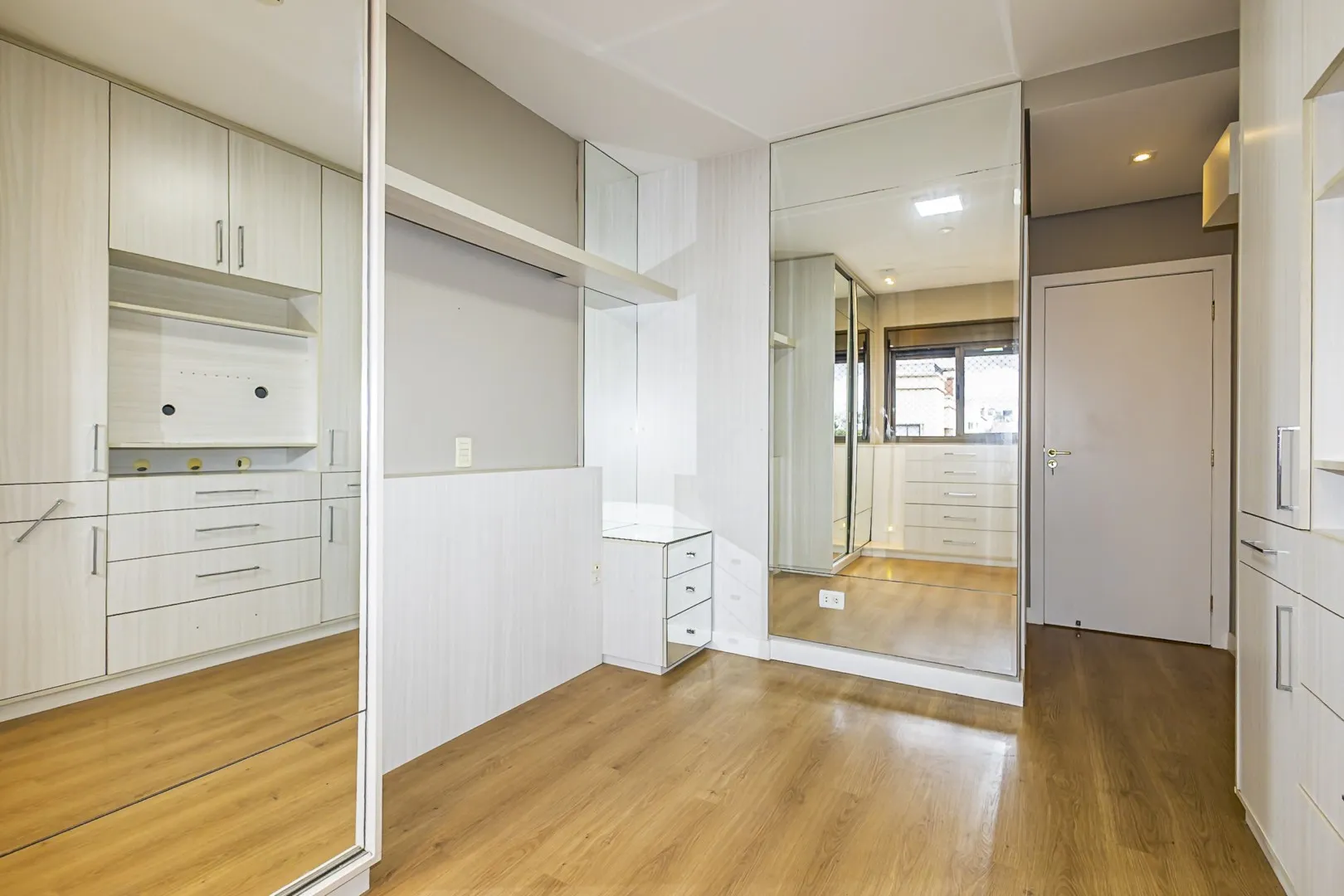 Квартира с балконом 136 м² и 3 спальнями — photo 18