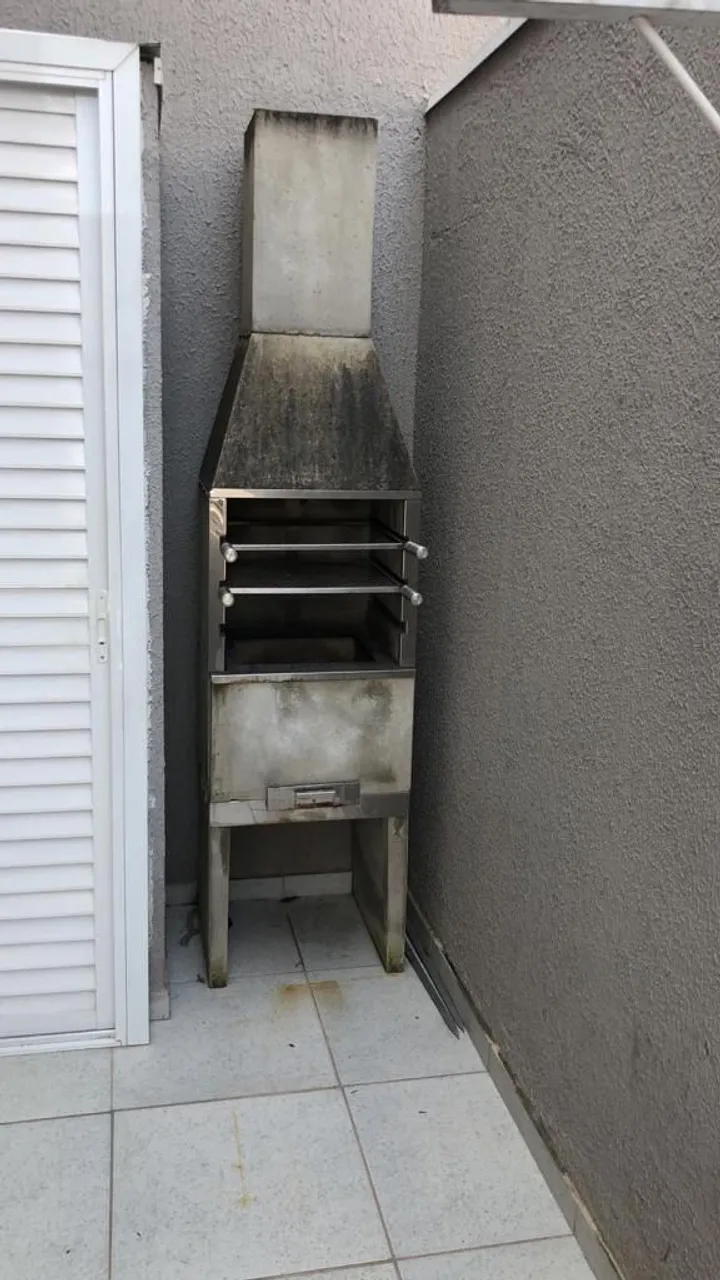 Balcony with a grill in a 2-bedroom apartment, 68 m² — photo 3