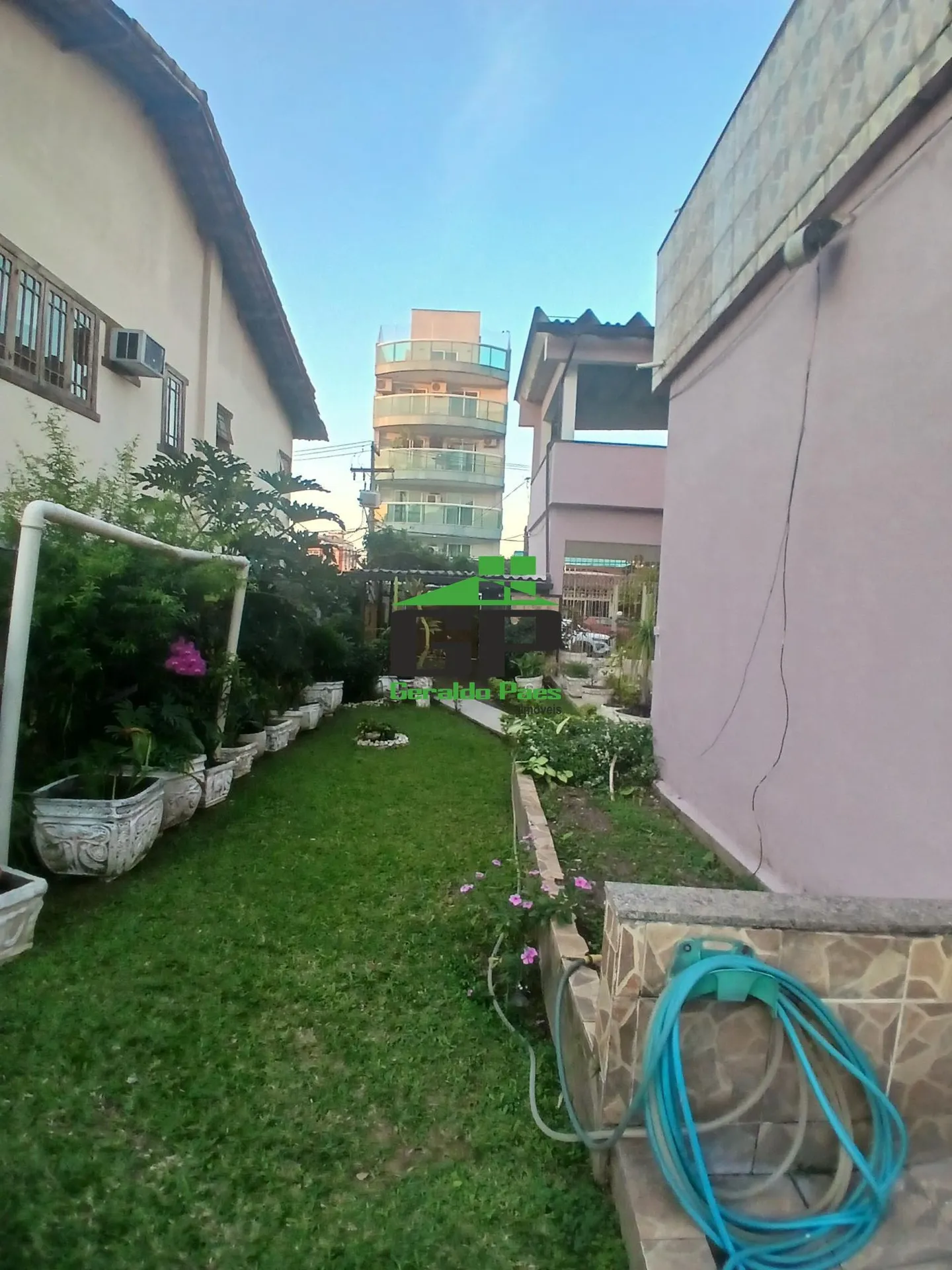 Casa de 349 m² com varanda gourmet e jardim — photo 11