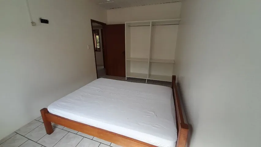 Estúdio mobiliado com vista para a água pela janela — photo 5