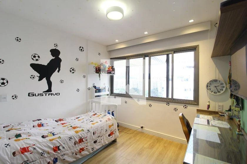 Furnished 4-bedroom apartment with 245 m² and glass balcony — photo 21