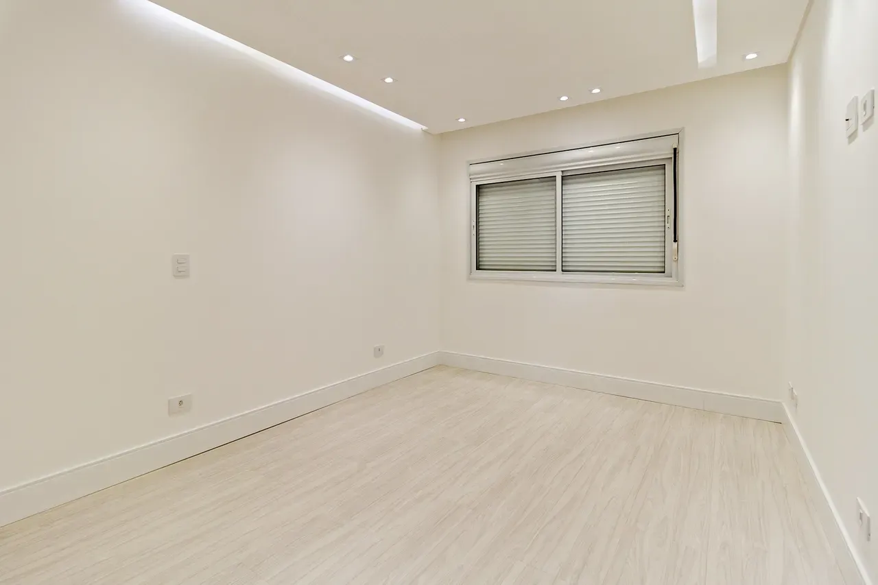 Balcony with a grill in a 4-bedroom apartment, 158 m² — photo 59