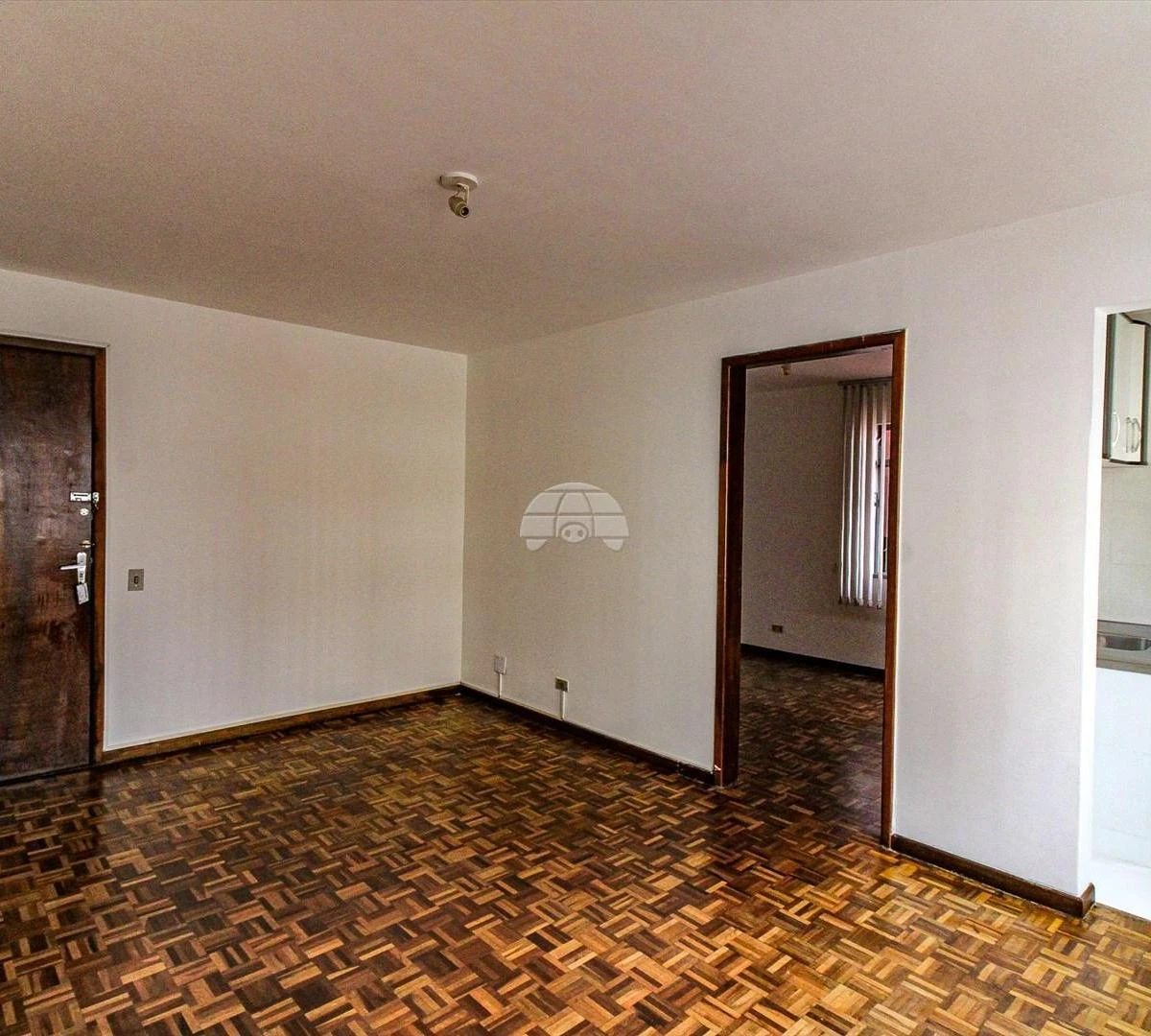 Wood or laminate floors in a one-bedroom apartment, 42 m² — photo 3