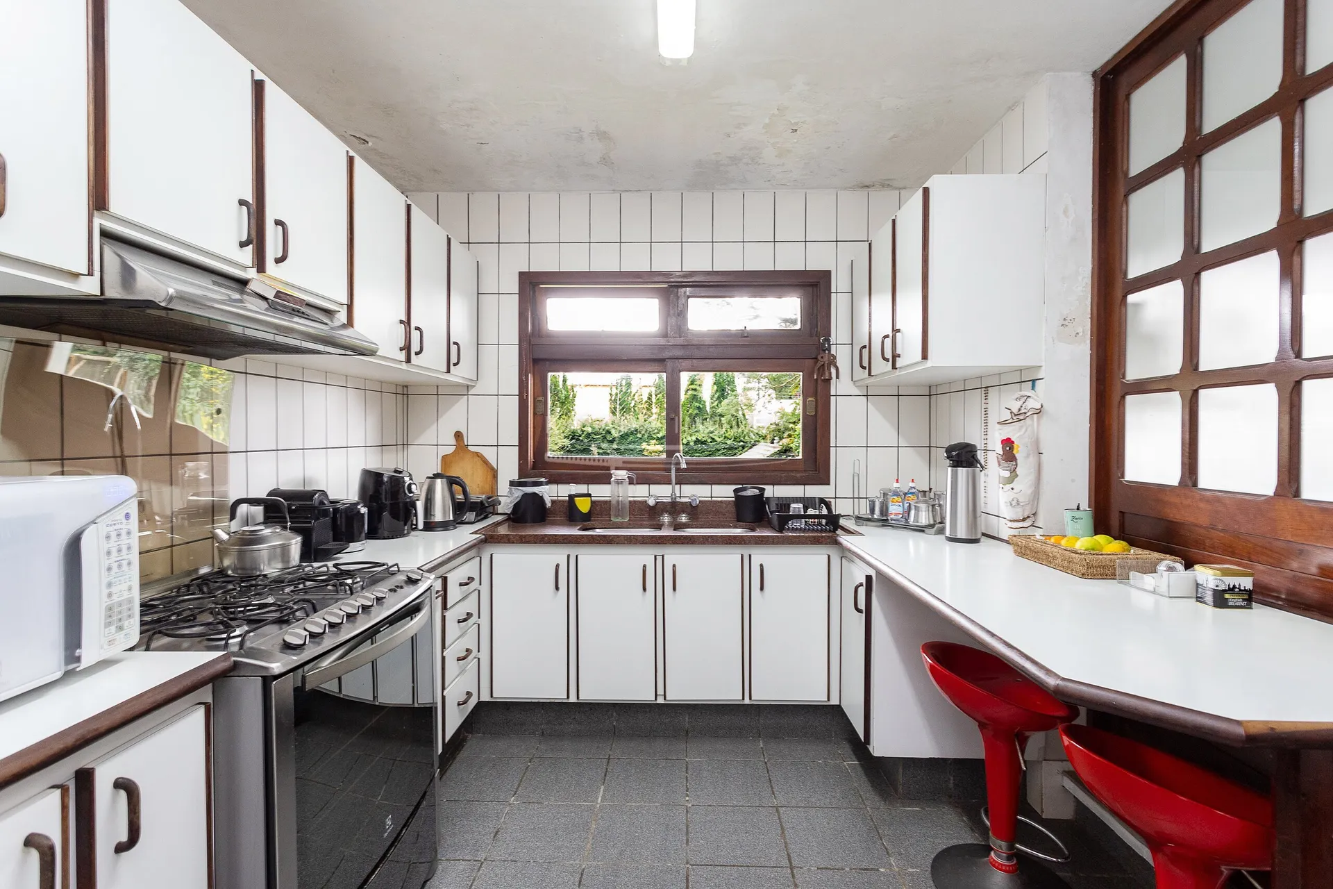 House with a closed kitchen and gas stove, 4 bedrooms — photo 29