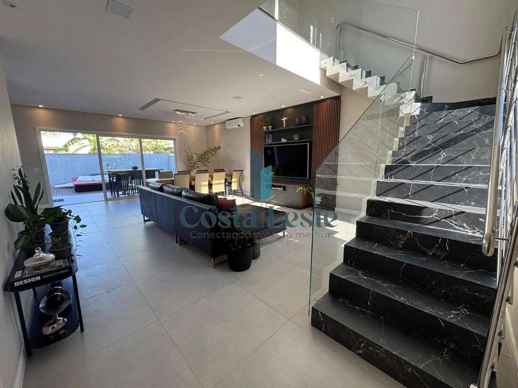 House with 4 en-suite bedrooms and a hooded kitchen